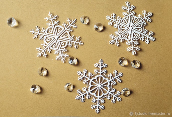 Снежинки из прозрачных упаковочных материалов