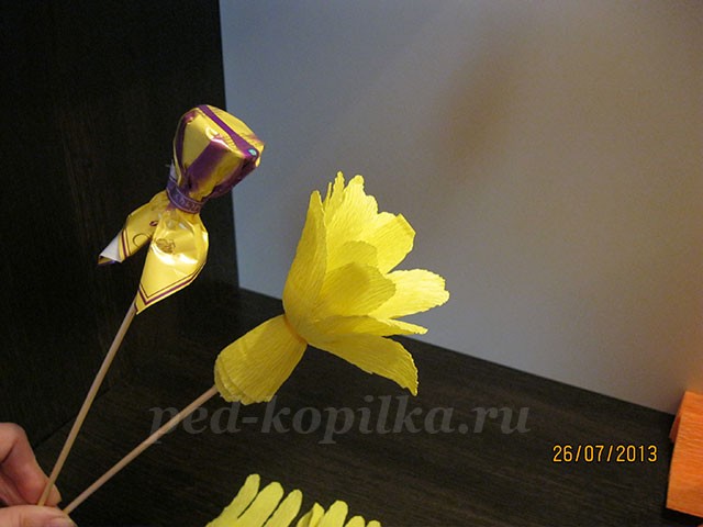 Букет из конфет детскими руками: мастер-класс, часть 1 Букет из конфет детскими руками: мастер-класс, часть 1