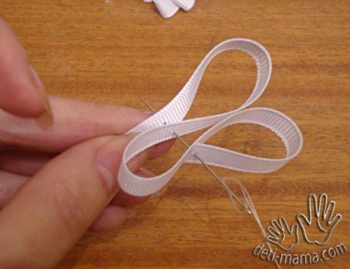 Делаем с детьми бабочек из атласной ленты Делаем с детьми бабочек из атласной ленты