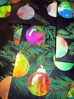 ​Живописная творческая идея: ёлочные шары на еловых ветках