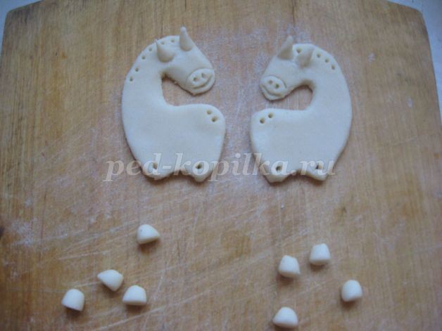 Лошадки-магниты из соленого теста: мастер-класс, часть 2