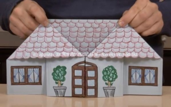 Незамысловатый бумажный домик-оригами