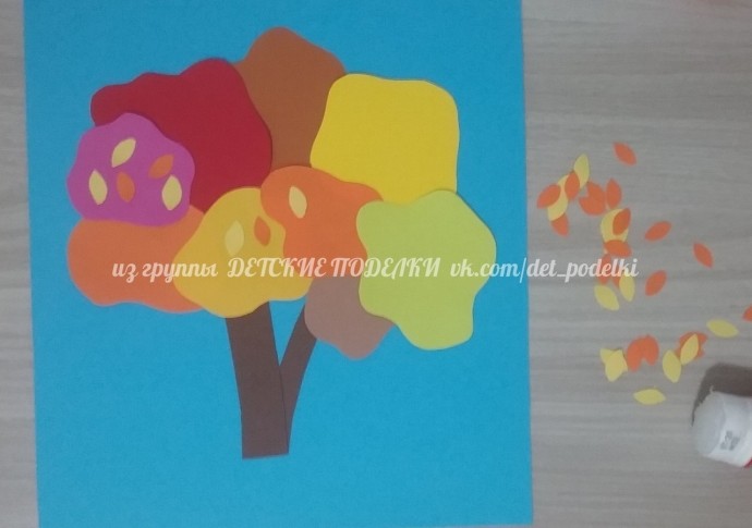 Листопад разноцветного дерева