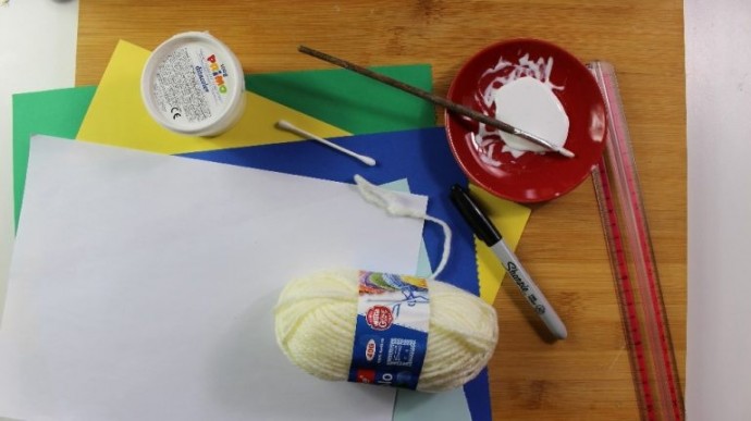 Зимние заснеженные домики возле леса