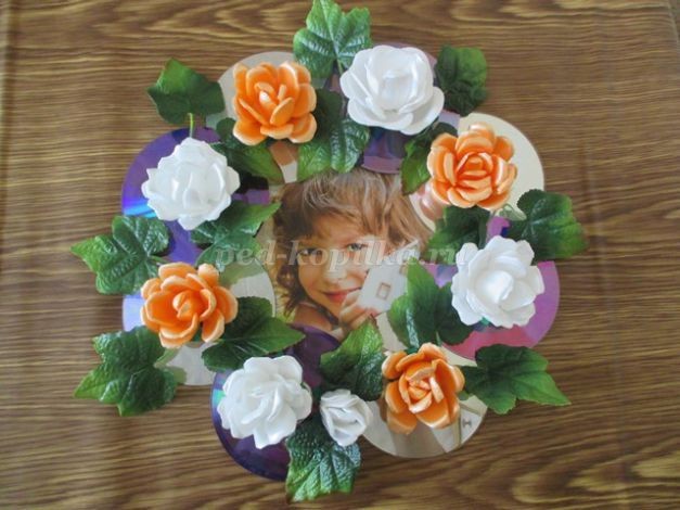 Рамка для фотографий детскими руками: часть 3