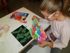 ​Живописная творческая идея: ёлочные шары на еловых ветках