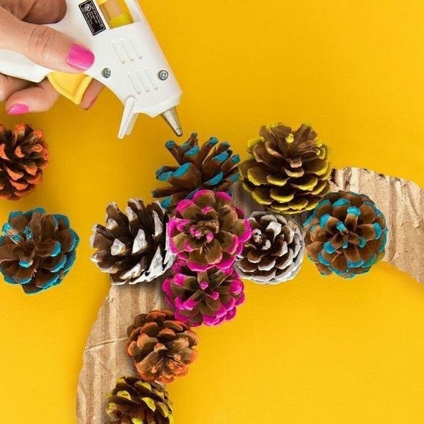 ​Декоративный венок из сосновых шишек