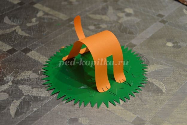 Лис из цветной бумаги на цветочной полянке Лис из цветной бумаги на цветочной полянке