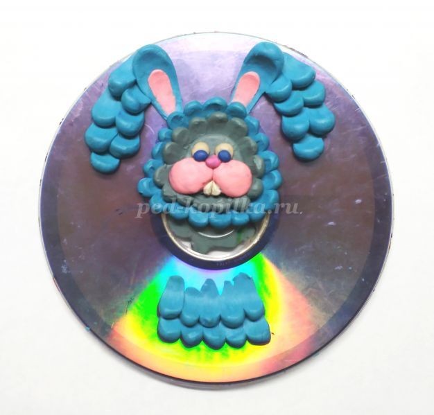 ​Пластилинография на диске: зайчик, часть 3