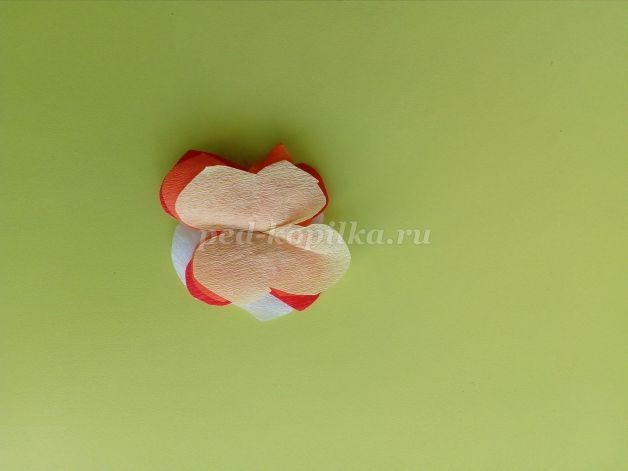 Корзина с цветами из гофрированной бумаги: часть 2