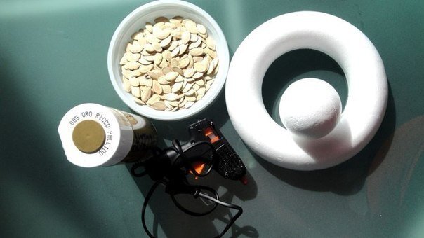 Новогодние украшения из тыквенных семечек