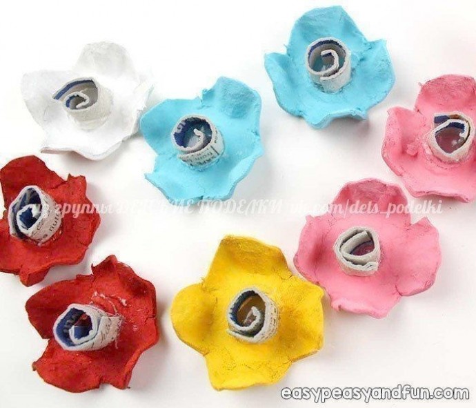 Цветочная аппликация из яичной упаковки