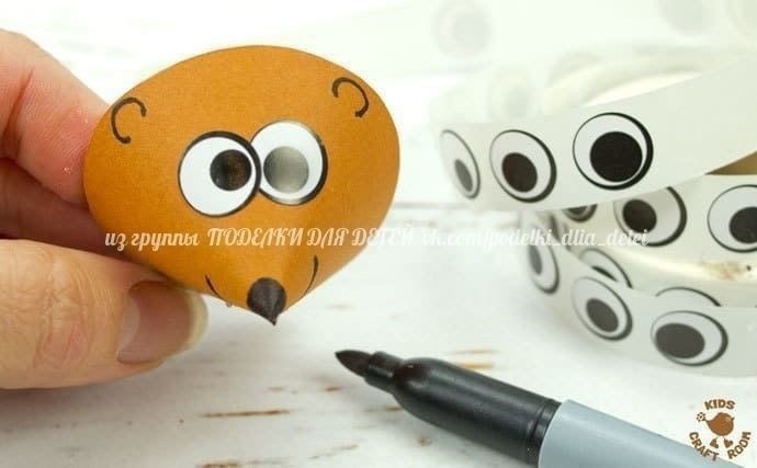 Милый ежик из шишки и картона