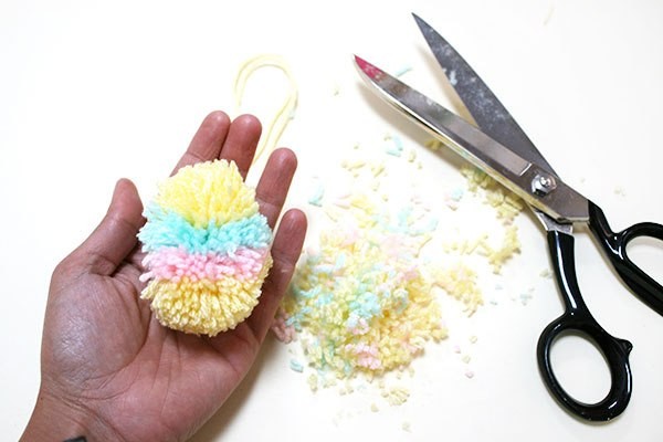 Пасхальное яйцо-помпон