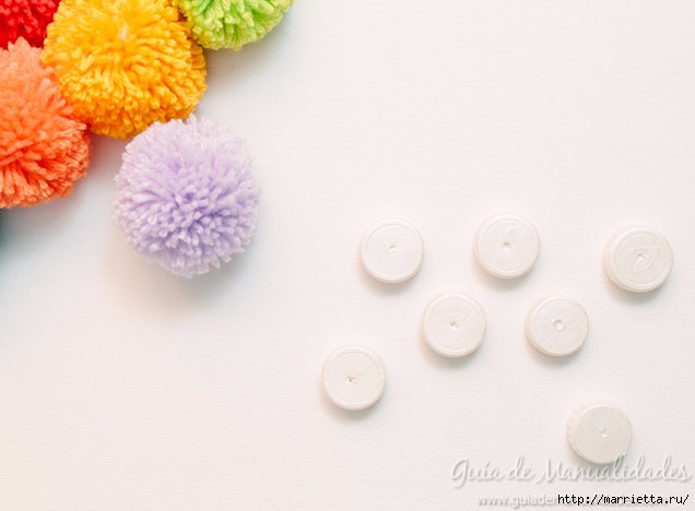 Елочные игрушки из помпонов своими руками Елочные игрушки из помпонов своими руками