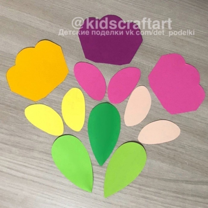 ​Букет цветов с бантом