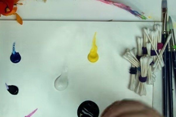 Рисуем ватными палочками цветущую глицинию
