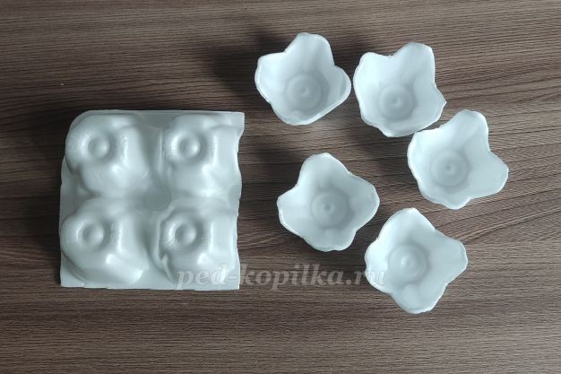 Подснежники из яичных лотков