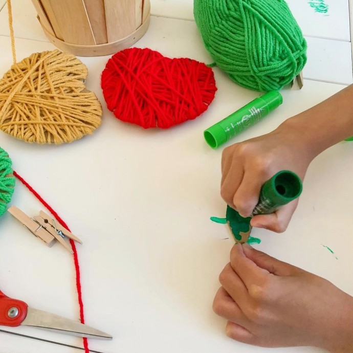 Забавные яблочки из картона и пряжи Забавные яблочки из картона и пряжи