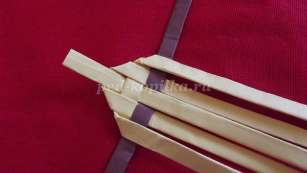 ​Плетеная закладка для книг детскими руками: часть 1