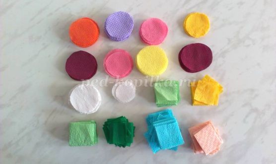 ​Полуобъёмные цветы из бумажных салфеток в технике торцевания