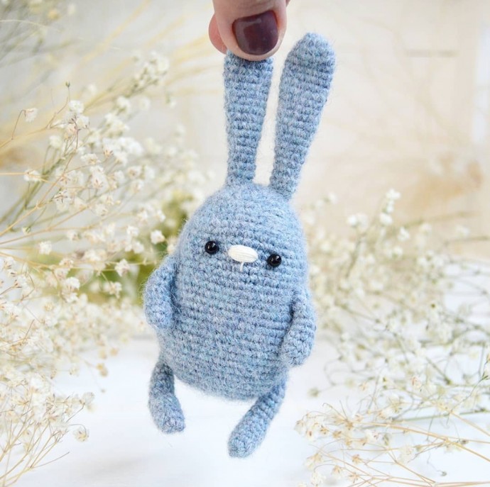 Забавный вязаный зайчонок Забавный вязаный зайчонок