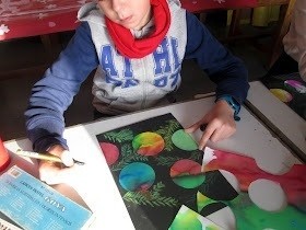 ​Живописная творческая идея: ёлочные шары на еловых ветках