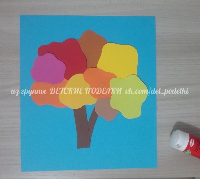 Листопад разноцветного дерева