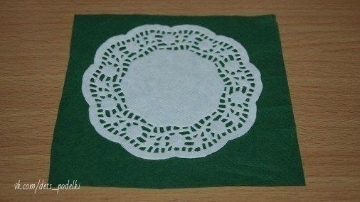 Новогодняя ёлочка из ажурной салфетки Новогодняя ёлочка из ажурной салфетки