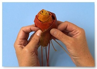 Делаем с детьми розы из листьев