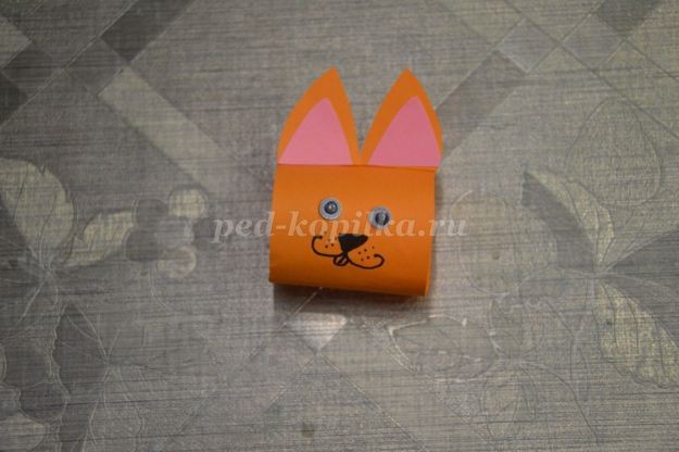 Лис из цветной бумаги на цветочной полянке Лис из цветной бумаги на цветочной полянке