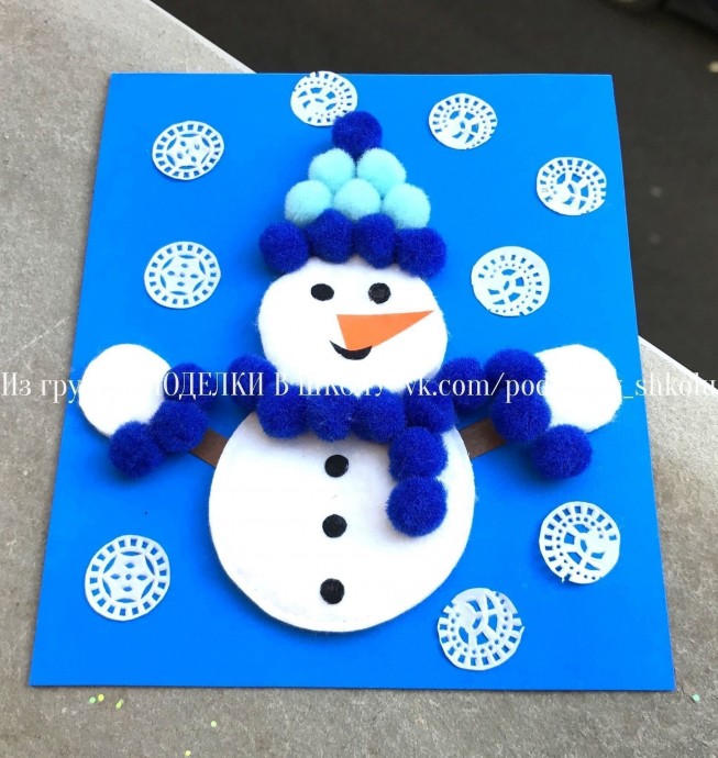 Снеговичок из ватных дисков и помпонов Снеговичок из ватных дисков и помпонов