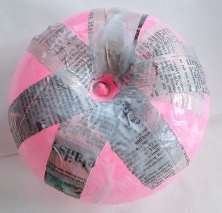 Ваза из воздушного шарика и картонной трубки в технике папье-маше Ваза из воздушного шарика и картонной трубки в технике папье-маше