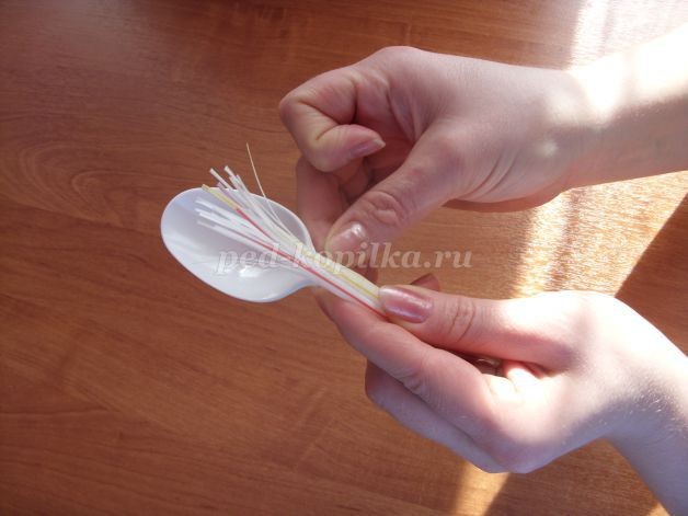 Подснежники из одноразовых ложек: часть 1