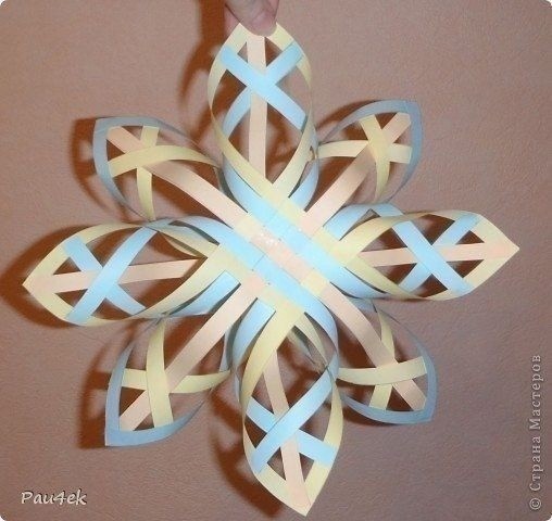 ​Снежинка из разноцветных полосок бумаги