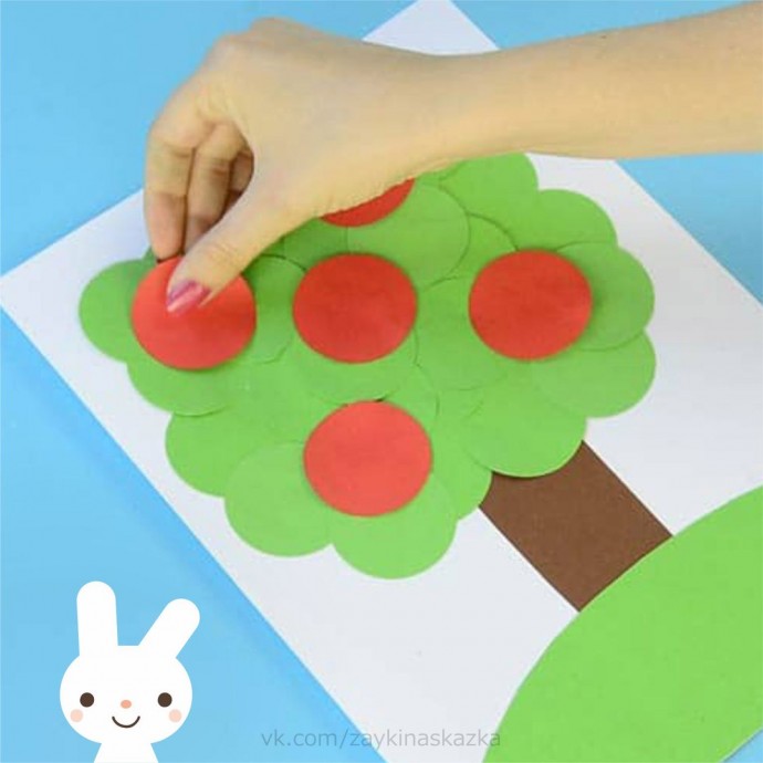 ​Яблонька из бумажных кружочков: аппликация для малышей