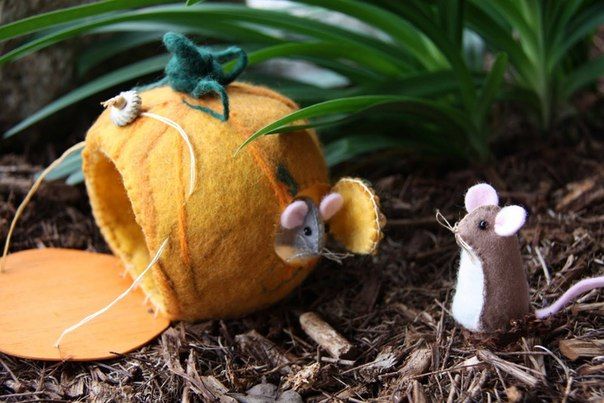 Мышки из фетра в тыквенном домике Мышки из фетра в тыквенном домике