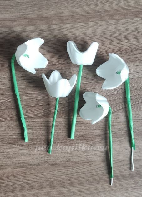 Подснежники из яичных лотков