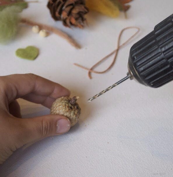 Лесная фея из шишки и желудей