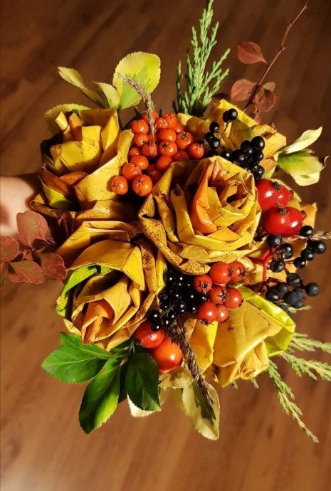 Осенние розы и венки из листьев Осенние розы и венки из листьев