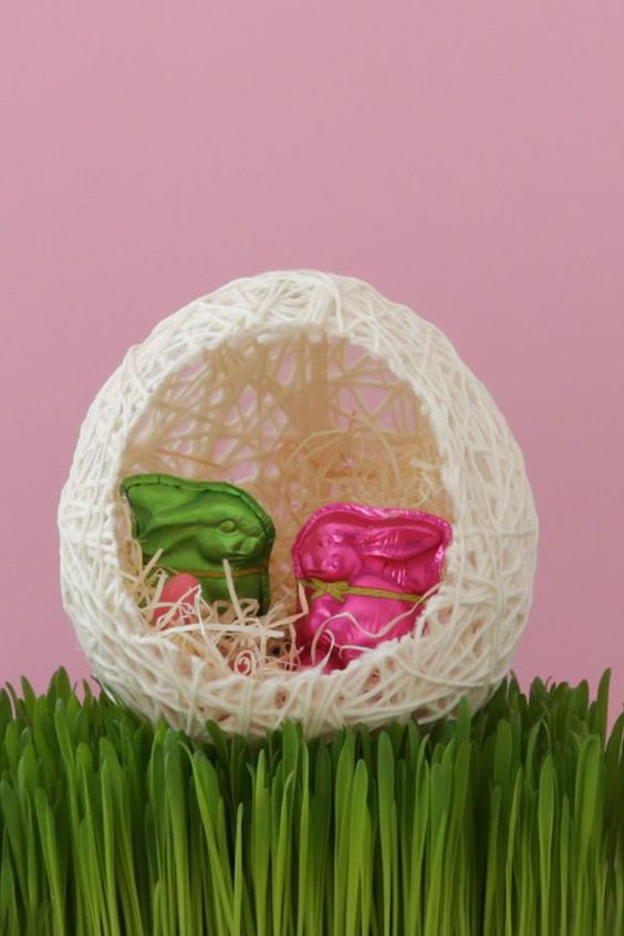 Пасхальное яйцо из ниток и клея