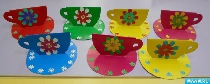 ​Чашка с блюдцем и конфетами