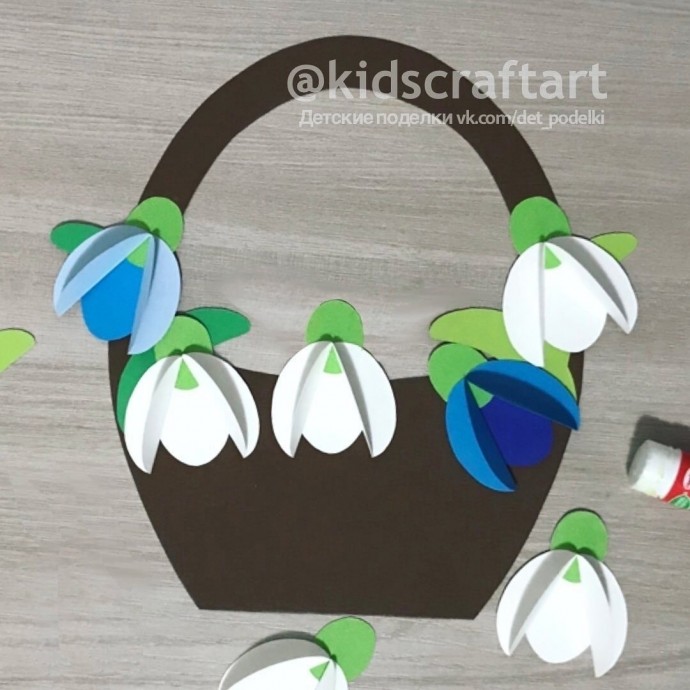 Подснежники в корзинке с бабочками