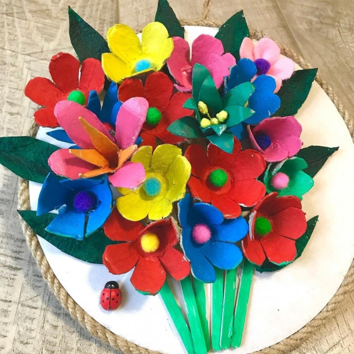 Весеннее панно из яичных лотков Весеннее панно из яичных лотков