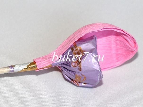 ​Крокусы из конфет из гофрированной бумаги