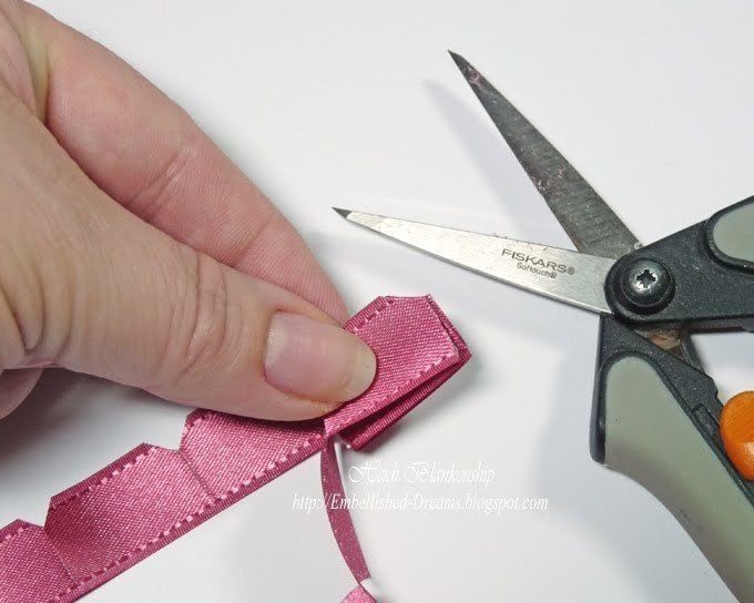 Розы из атласной ленты