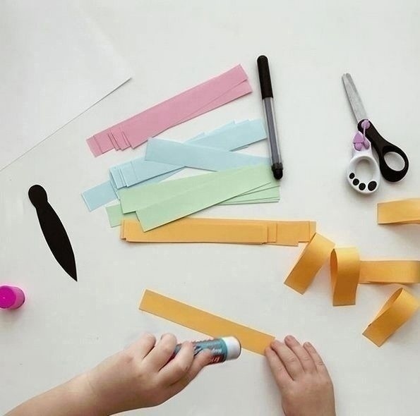 ​Бабочка из разноцветных полос бумаги