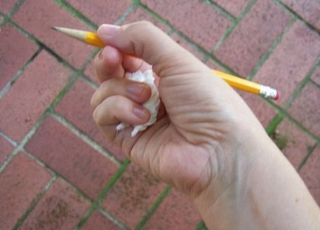 ​Один из способов научить ребёнка правильно держать ручку или карандаш