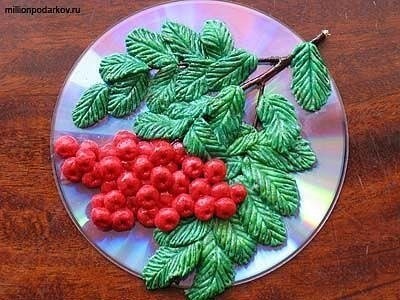 Поделка из соленого теста "Ягода-рябина" Поделка из соленого теста "Ягода-рябина"