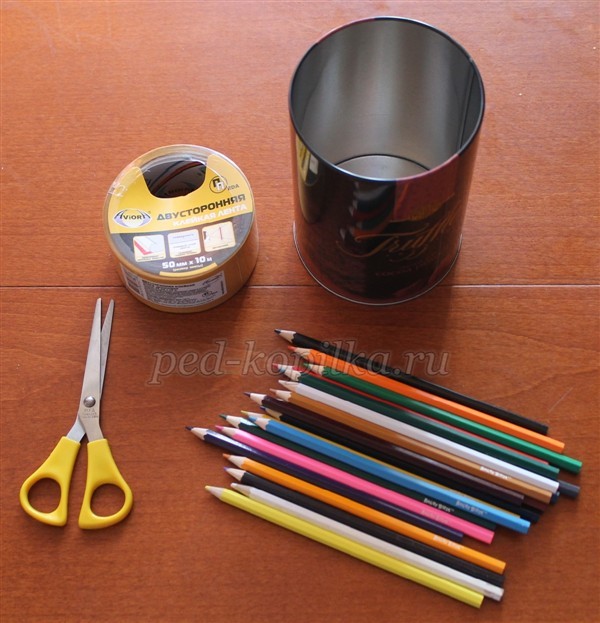 Подставка для канцелярских принадлежностей детскими руками Подставка для канцелярских принадлежностей детскими руками